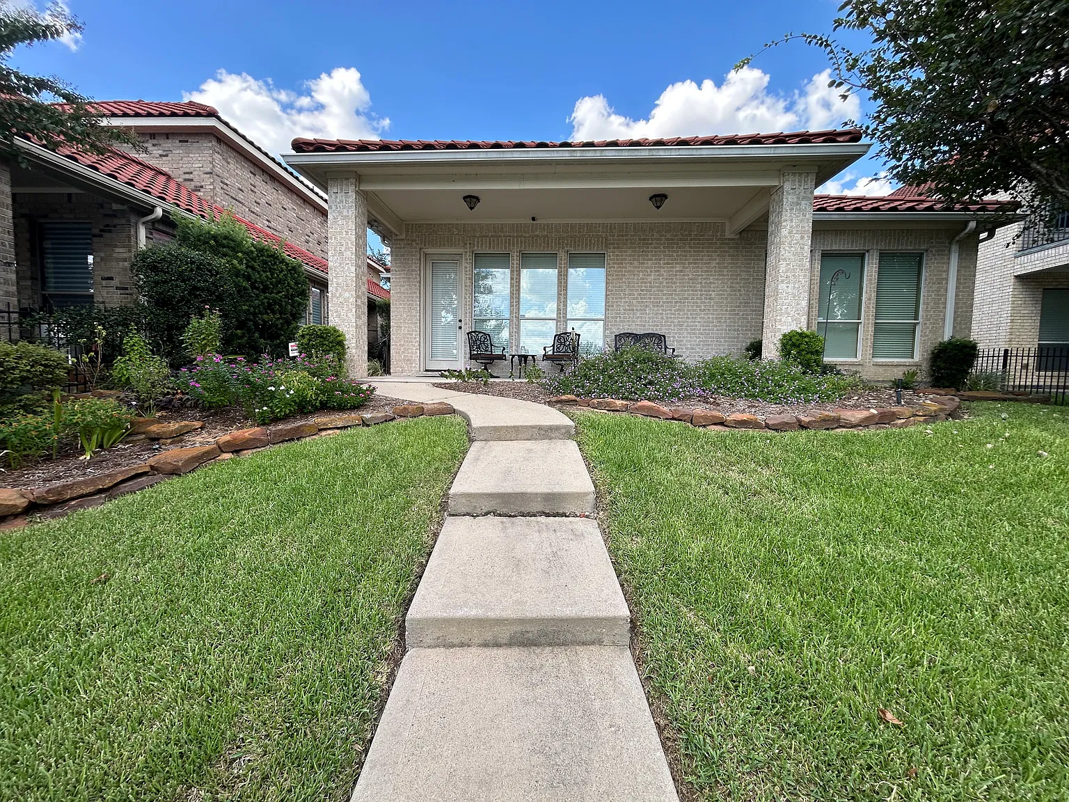 3 bed, 1976 sqft, $2,895 — Photo 2