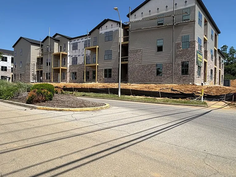 300 Lindenhurst Dr — Photo 1