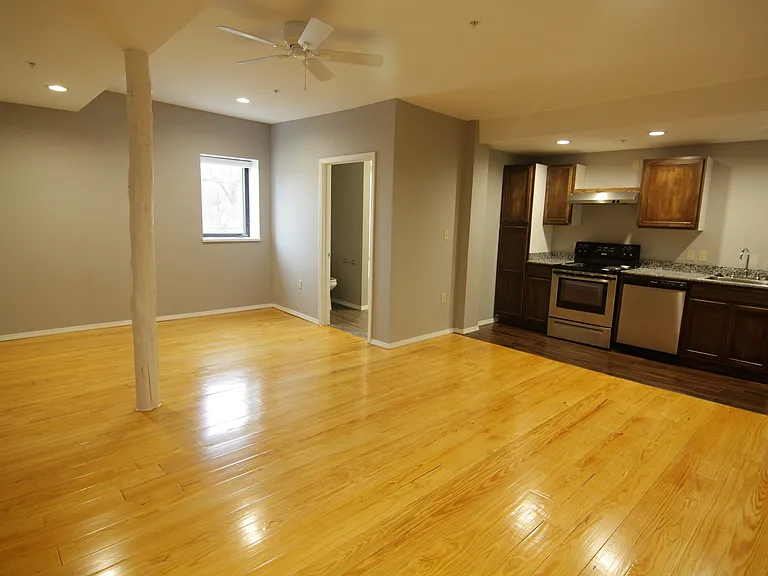 1306 E 11th St #10 — Photo 4