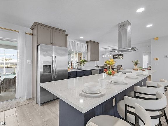 3rd image of 527 SW 57th St