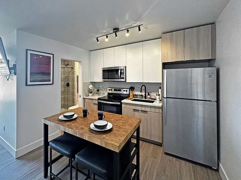 DLUX Lofts - Modern Downtown Studios — Photo 63