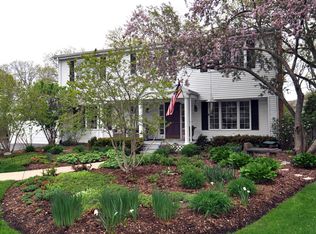 4 Grenadier Ct, Lincolnshire, IL 60069