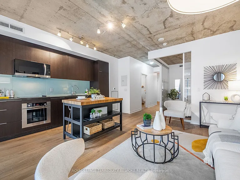 478 King St W #202 — Photo 10