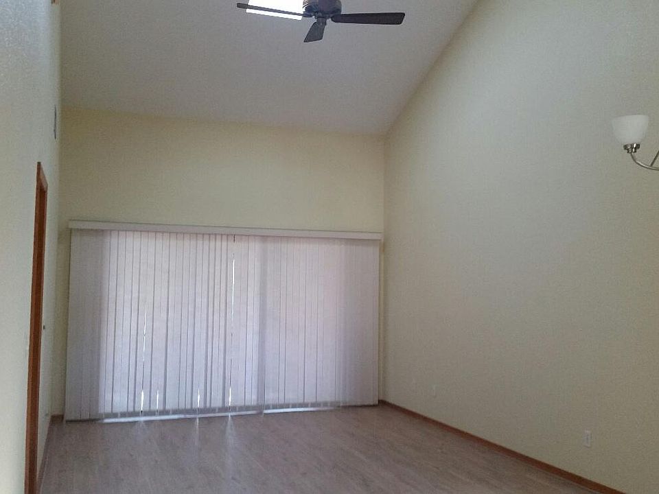 open livning area with vaulted ceiling & skylight