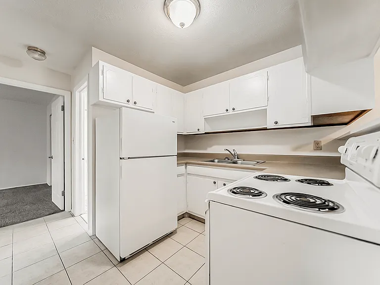 Jordan Court Apartments — Photo 4