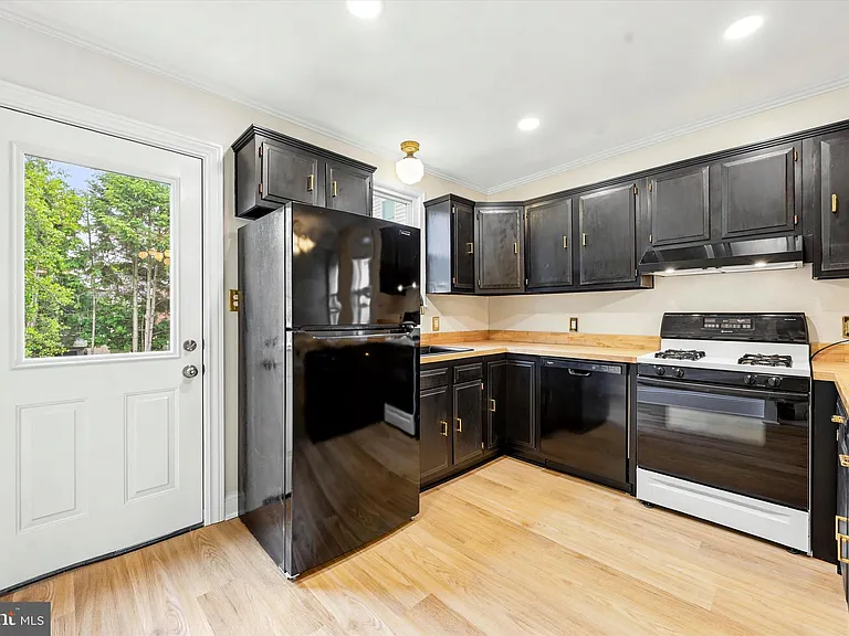 1508 Hancock St — Photo 4