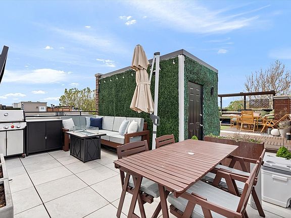 3rd image of 821 W Roscoe St #3