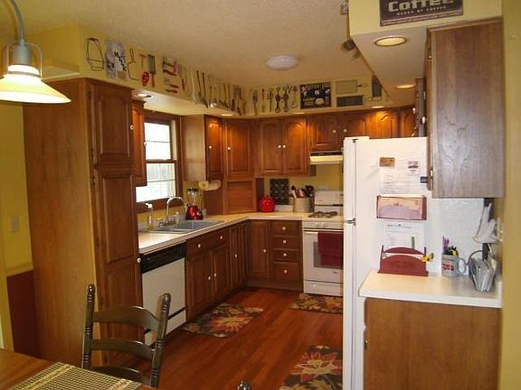 3rd image of 614 W Wate St