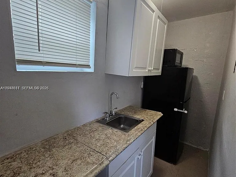 917 SW 16th St #2 — Photo 3