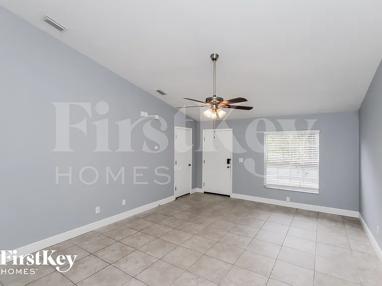 721 Carlyle Ave SE — Photo 4