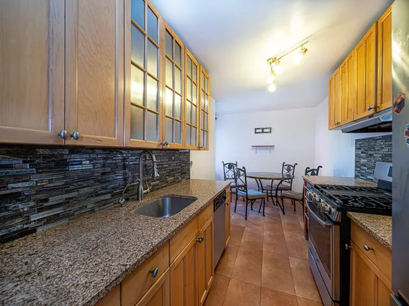 1717 East 18th Street image 2 of 14