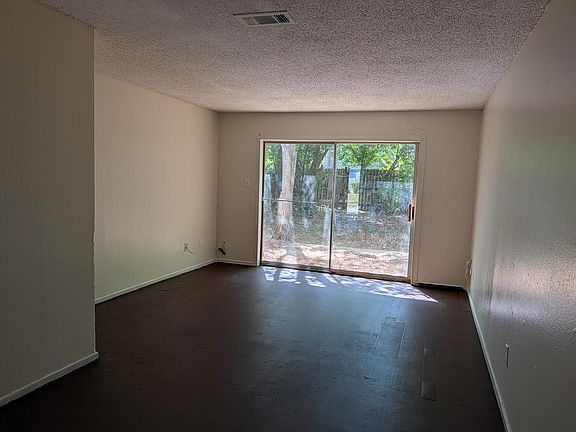 2nd image of 706 Mockingbird Ln