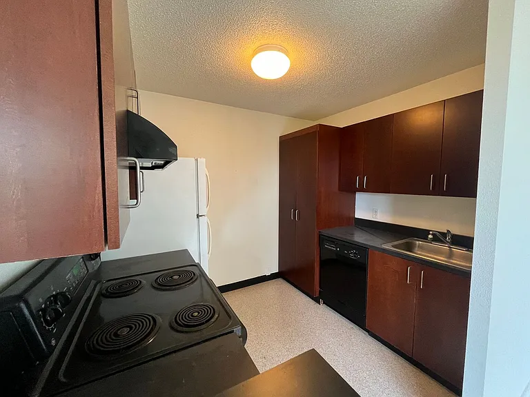 2020 SW Main St #602 — Photo 4