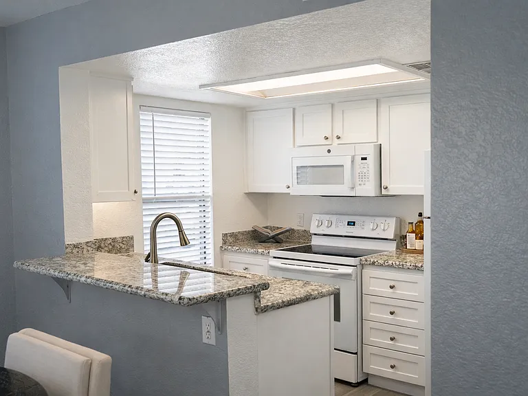The Beverly Apartment Homes — Photo 78