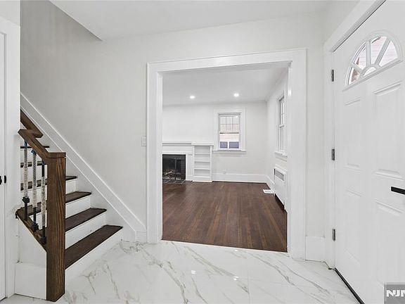 4th image of 1087 Lambert Rd