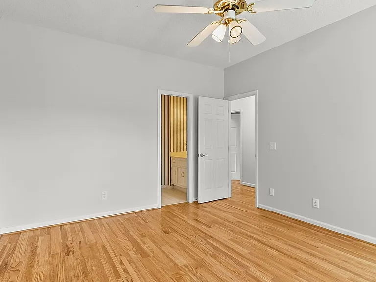 10495 Royal Points Dr — Photo 25