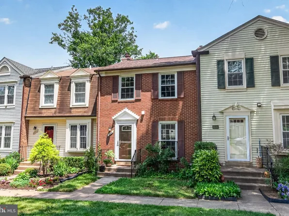 8618 Dellway Ln, Vienna, VA 22180