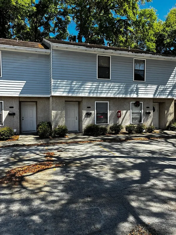 2 bed, 1.5 bath, 1185 sqft, $1,200 — Photo 1