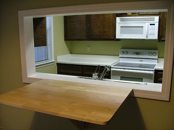 Pass-thru/Kitchen