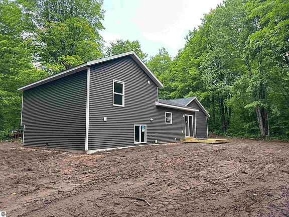 4th image of 625 Basswood Ln