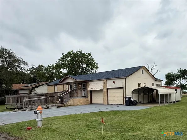 105 Sanders St, Palacios, TX 77465