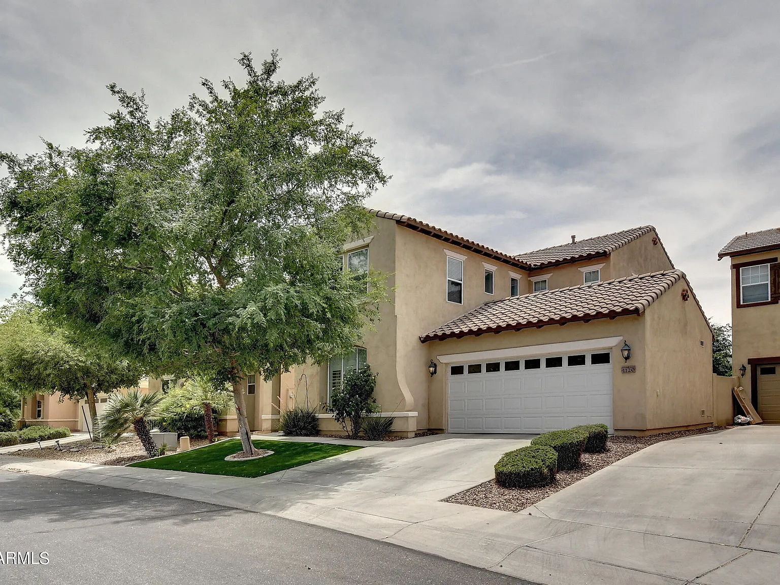 5 bed, 2.5 bath, 2760 sqft, $3,400 — Photo 1