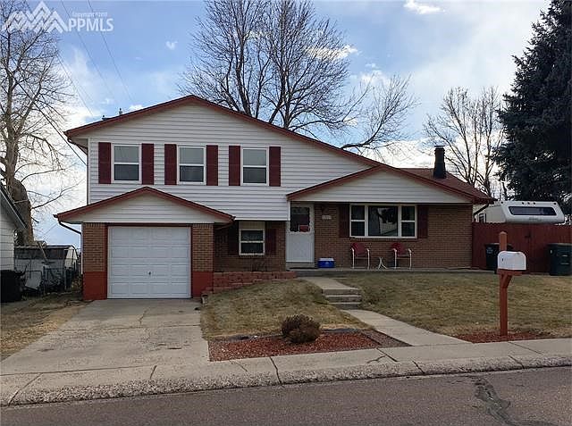 Lovely tri-level looking for new owner!