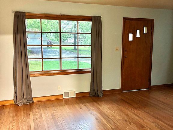 5th image of 303 Laurel Dr