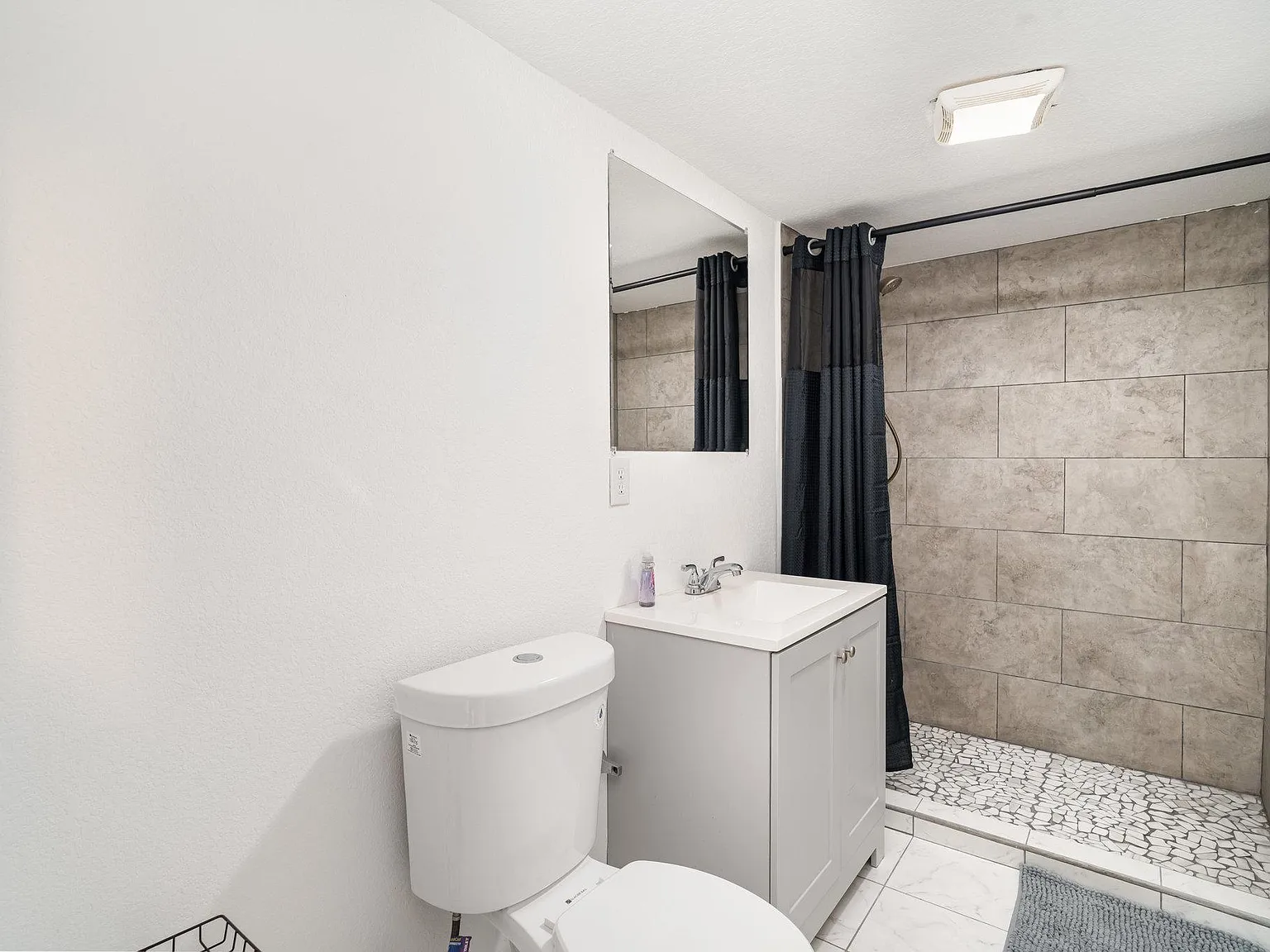 4 bed, 2.0 bath, 2262 sqft, $819 — Photo 3