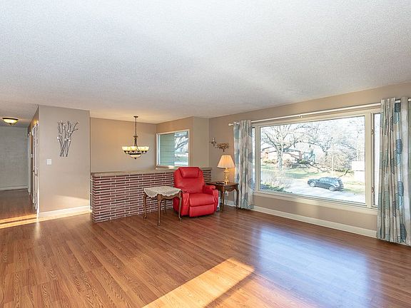 4th image of 3705 Elmwood Dr NE