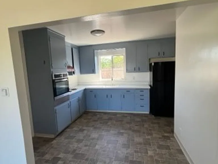 850-898 Holmes Street — Photo 12