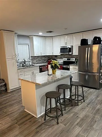 3 bed, 2.0 bath, 1900 sqft, $2,500 — Photo 2
