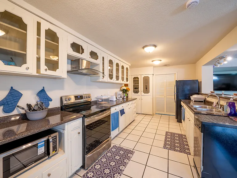 1109 Jordan Dr — Photo 2