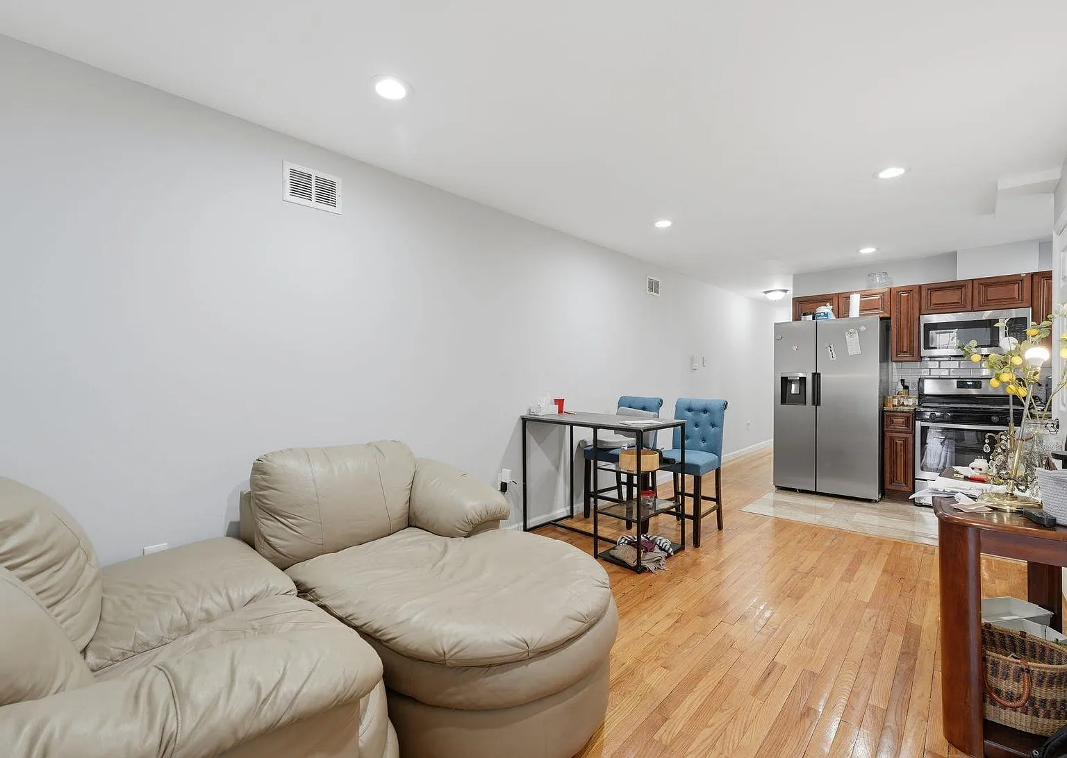 3 bed, 2.0 bath, 1000 sqft, $2,400 — Photo 3