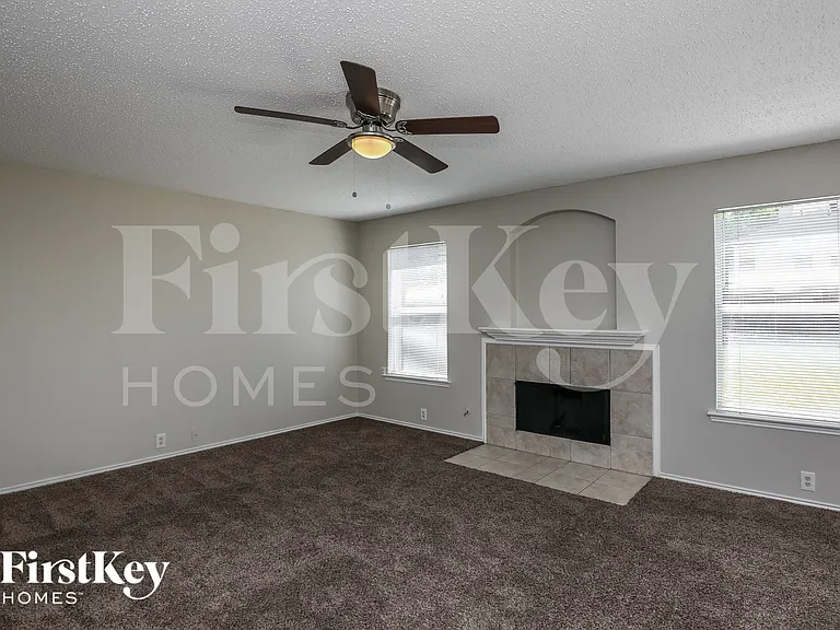 820 Monette Dr — Photo 2