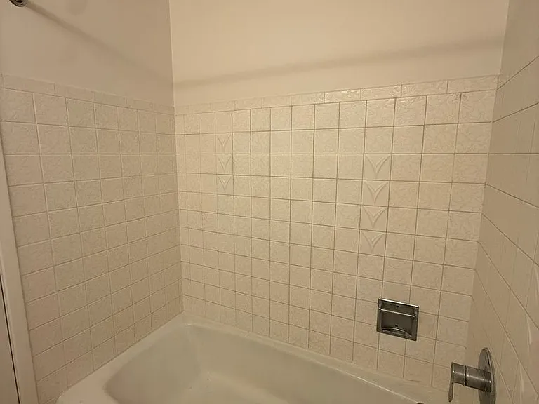 1952 Thorndyke Ave W — Photo 9