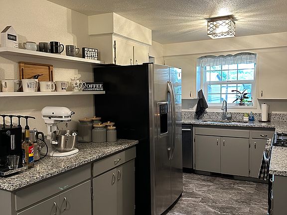4th image of 671 NE Sherwood Way