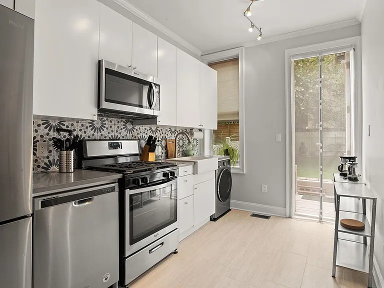 204 6th St #1L — Photo 9