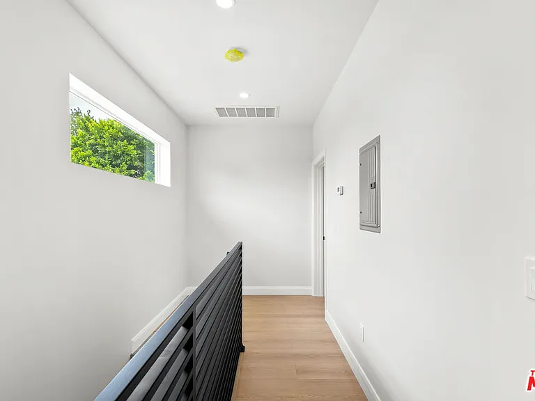 6932 Babcock Ave — Photo 16
