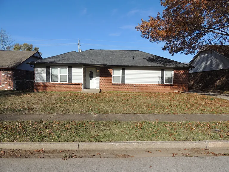 404 W Vicksburg St — Photo 1