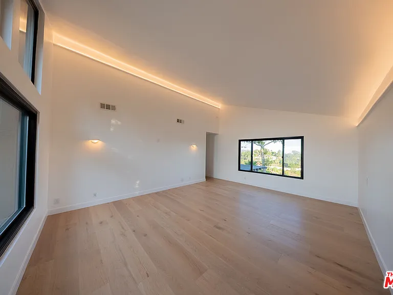 13302 Mulholland Dr — Photo 18