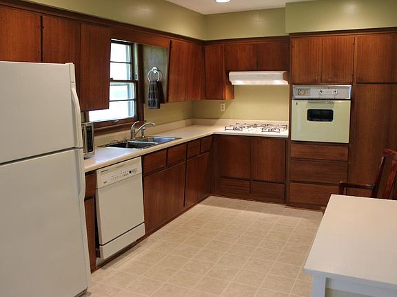 4th image of 3891 Lakewood Ave