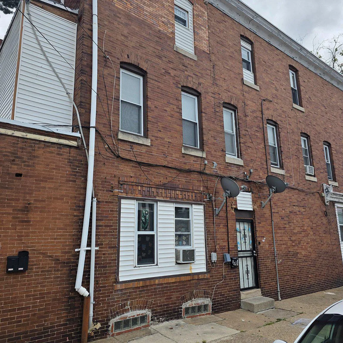 2 bed, 1.0 bath, 2530 sqft, $1,400 — Photo 1