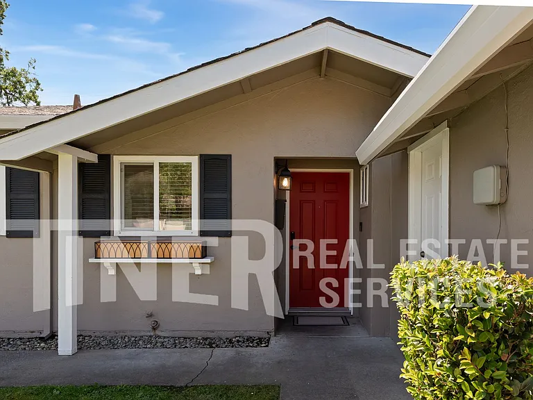 6000 Coyle Ave — Photo 2