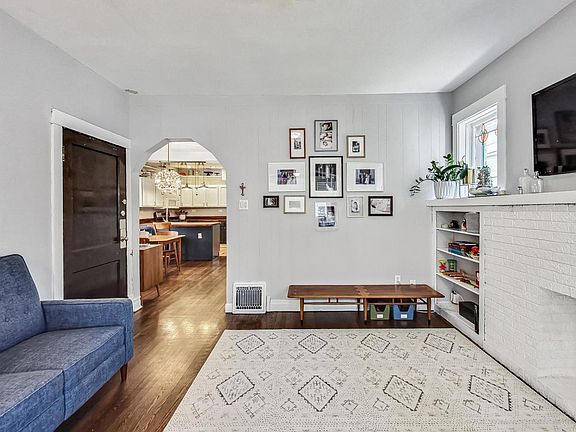 4th image of 3229 W Berteau Ave