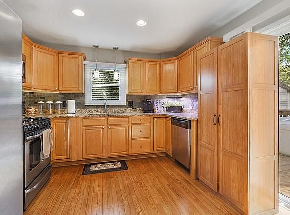 3rd image of 5705 Victoria Dr