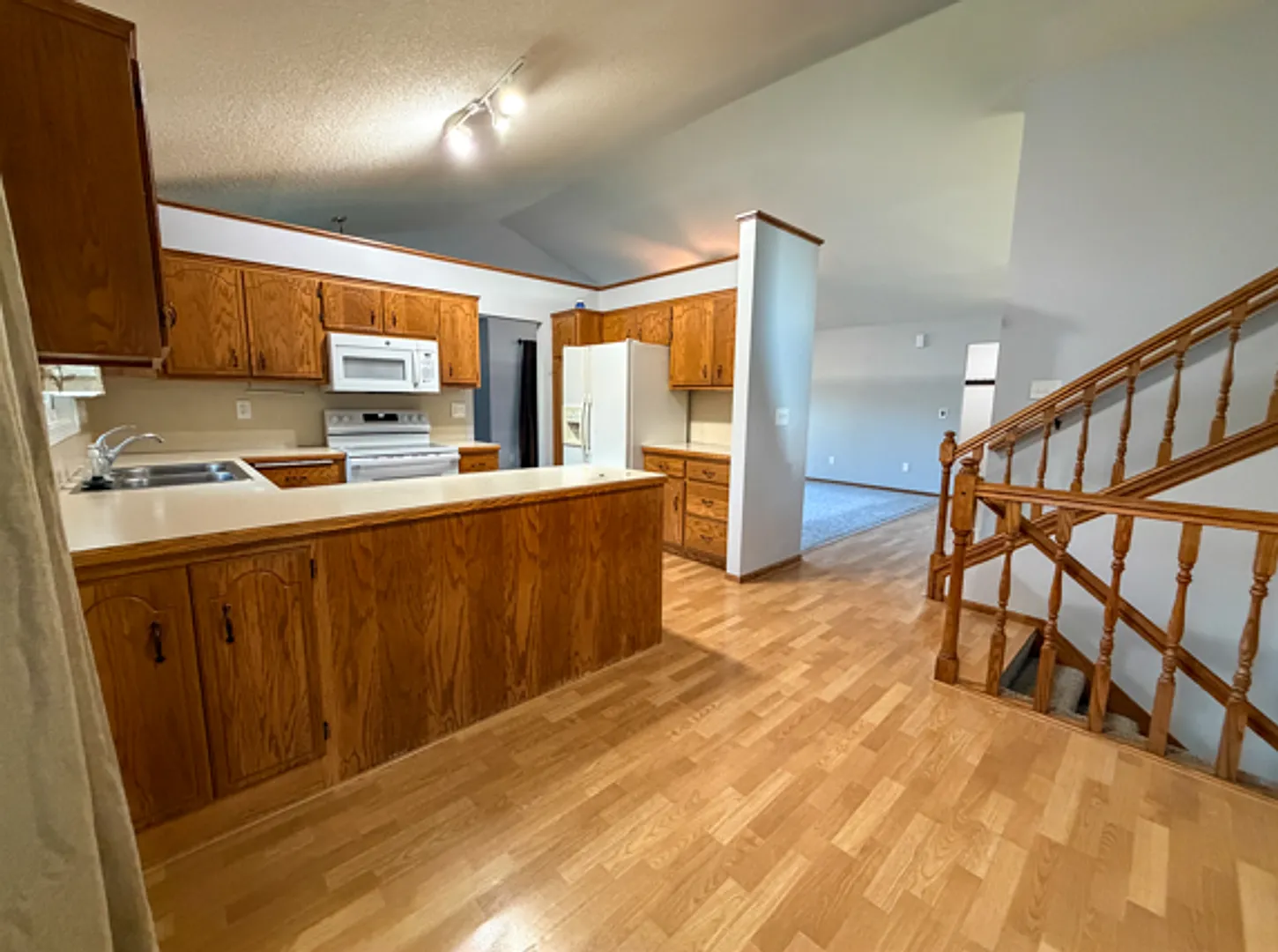 3 Bedroom / 3 Bathroom in Plymouth MN!! — Photo 2