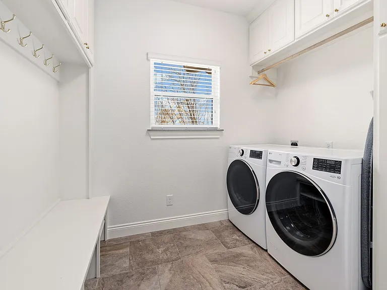 NW D St — Photo 34