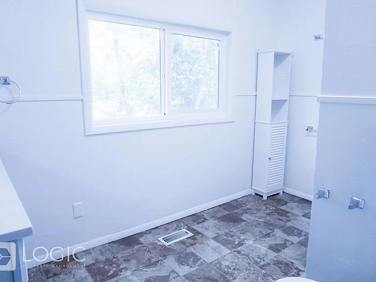 1238 Oak St #1 — Photo 13