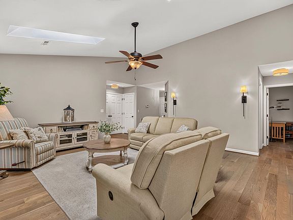 5th image of 13 Chinaberry Ln